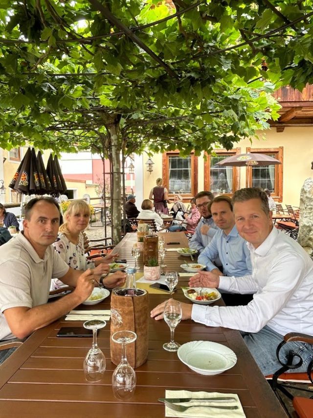 Management Retreat bei NIMAX🌟
Unser vierteljährliches Management Retreat fand letzte Woche im Hotel Gasthof Adler in Bad Wörishofen statt. Hier kommen unsere Head of´s und die Geschäftsleitung zusammen, um sich über aktuelle und anstehende Themen auszutauschen und strategische Entscheidungen zu treffen.🗣️

#nimaxgmbh #ecommerce
______________________________________
#NimaxGmbH #ManagementRetreat #Teamwork #Strategie #Leadership #BusinessGrowth #TeamBuilding #ExecutiveMeeting #astronomy #microscopy #sportoptik #onlinebusiness #karriere #teamwork #astroshop #nimax