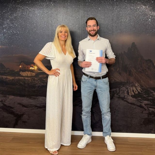 🎉Tolle Neuigkeiten bei NIMAX!🎉 
Unser Azubi Florian hat seine Ausbildung zum Kaufmann für Büromanagement erfolgreich bestanden und ist nun offiziell Teil unserer Marketing-Abteilung!🚀 Wir freuen uns darauf, die kreativen Ideen und die frische Energie, die er mitbringt, in dem Team willkommen zu heißen.🌟 

#nimaxgmbh #ecommerce
___________________________________
#NimaxGmbH #MarketingTeam #Karriere #WillkommenImTeam #nimax #nimaxfamily #weareone #together #azubi #ausbildung #azubipower #zukunft #nachwuchs #marketing #talent #spaßbeiderarbeit #workfamily #astronomy #ecommerce #microscopy #optik #karriere