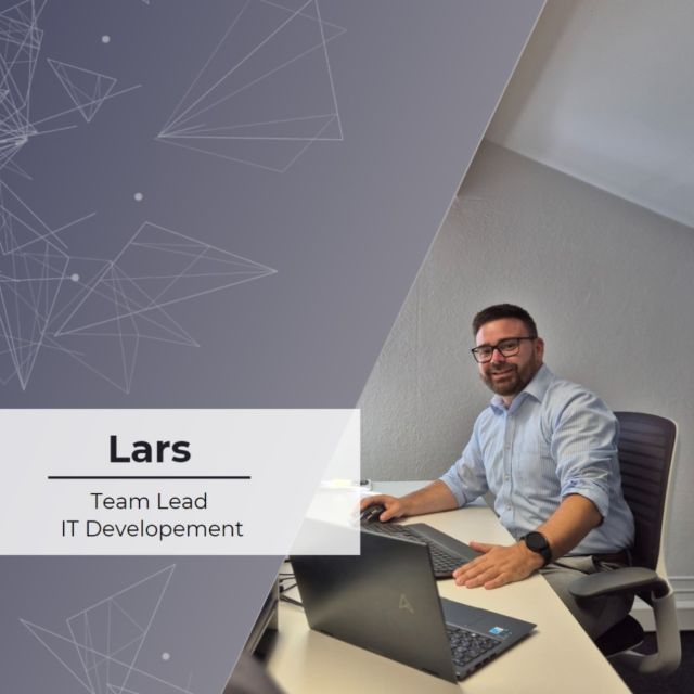 Heute stellen wir euch Lars vor - unser Team Lead der IT-Entwicklungsabteilung bei NIMAX! 👨‍💻✨
Mit seiner Leidenschaft für Technologie und seinem Teamgeist sorgt er nicht nur dafür, dass unsere IT-Projekte reibungslos laufen, sondern fördert auch unser nächstes Talent, unseren Azubi in der IT. 🚀
Danke Lars, dass du unser Team jeden Tag mit deiner Expertise und deinem Engagement bereicherst!👏

#nimaxgmbh #ecommerce
______________________________________
#TeamNIMAX #Mitarbeitervorstellung #ITDevelopment #Technologie #TeamLead #Innovation #WeAreNIMAX #nimax #nimaxfamily #weareone #together #workfamily #ecommerce #astronomy #karriere #bestplacetowork #bestteam #landsbergamlech #bavaria #mitarbeiter #microscopy